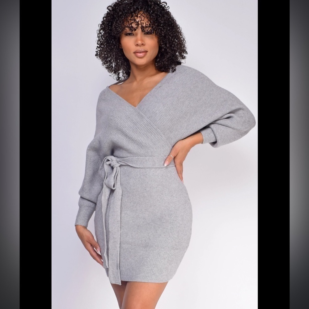 Nwt Body hugging Grey Sexy sweater dress with belt; XL